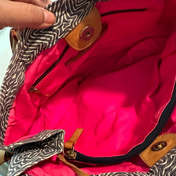 Dooney and Bourke scribble pattern tote with small bag included - Picture 13 of 15